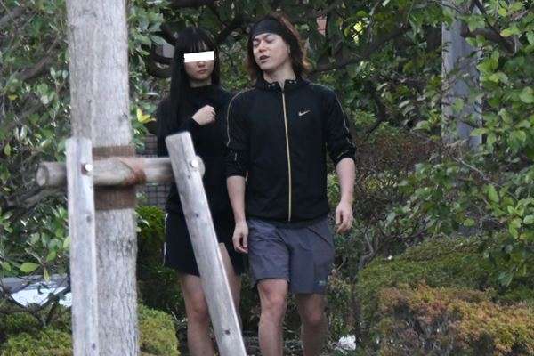 塩谷瞬　長身美女と熱烈キス！直撃には女性を置き去り逃走…