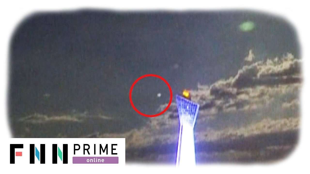 UFO? 夜空を超高速移動する光る物体をカメラが捉えた - YouTube