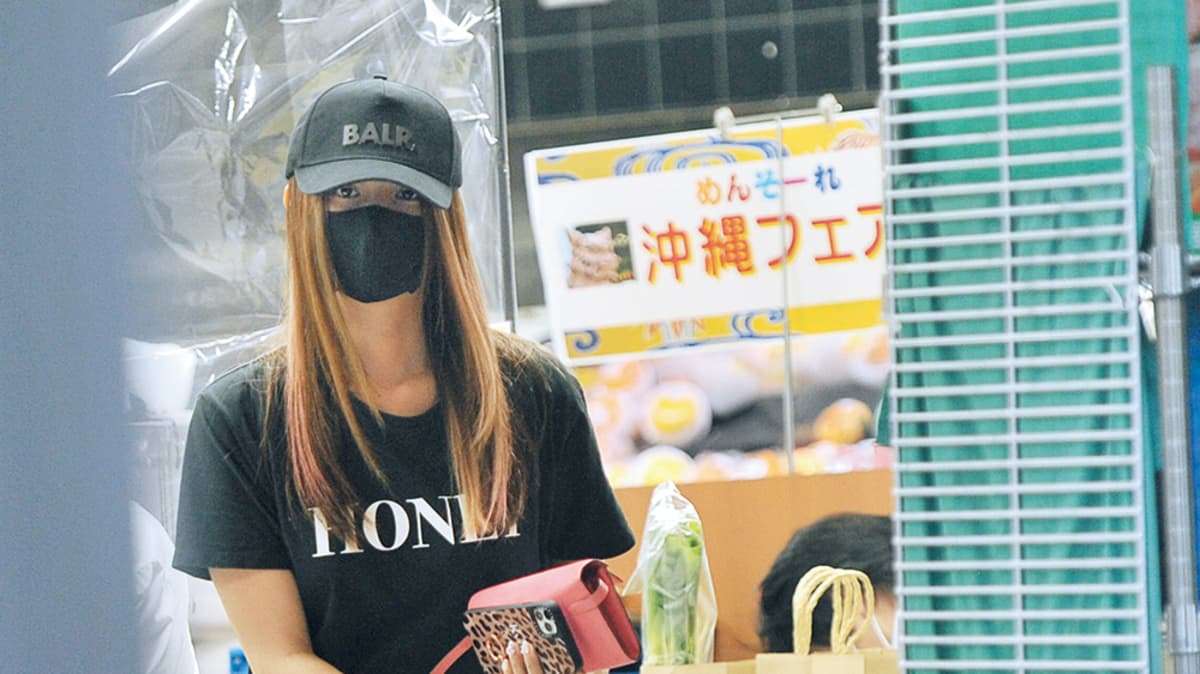 深田恭子　買い物客を釘付けにする黒マスク＆ミニスカ姿 | FRIDAYデジタル