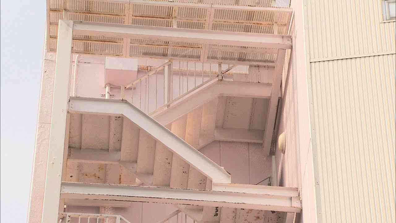 ７階の階段手すり腐蝕　女性転落死