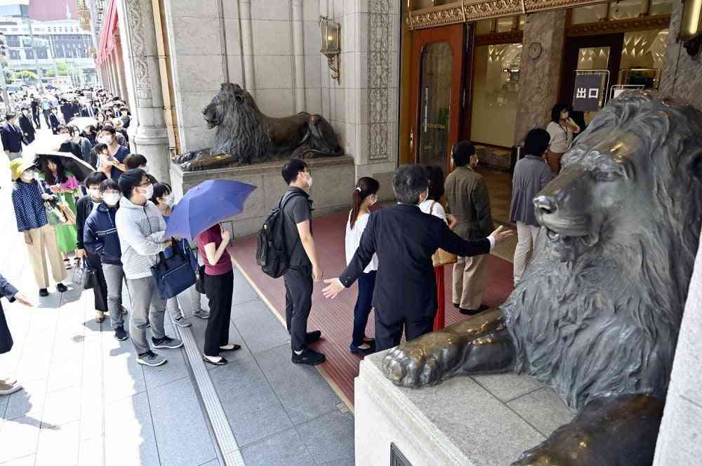 日本橋三越に長蛇の列、1か月半ぶり営業再開…マスク着用を呼びかけ