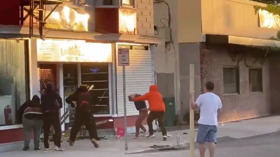 痛いニュース(ﾉ∀`) : 黒人デモ隊、「店を壊さないで」と懇願した白人おばあさんを暴行リンチ 動画あり - ライブドアブログ