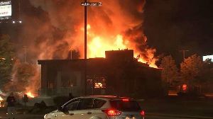 【黒人射殺】警察に通報したハンバーガー店が抗議デモによって破壊、燃やされる　米ジョージア州アトランタ ｜ 保守速報