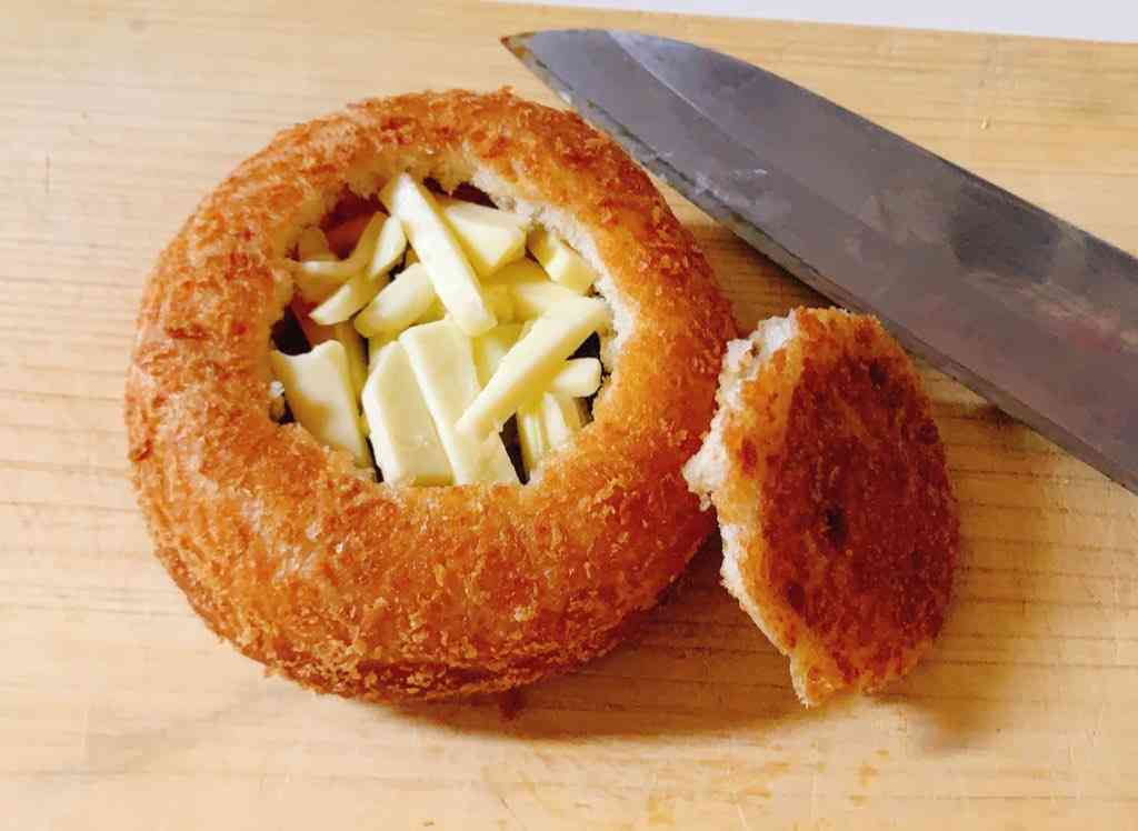『セブンイレブン』のカレーパン、チーズと交えたら激ウマ　「悪魔的グルメ」