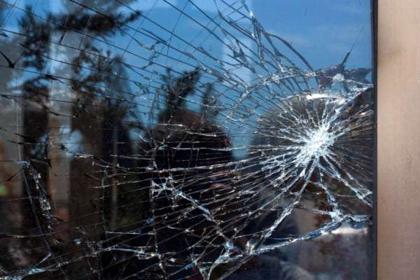 バールで窓ガラスを割って男性宅に侵入の女子高生　修羅場に「怖すぎる」と悲鳴 (2018年8月20日) - エキサイトニュース