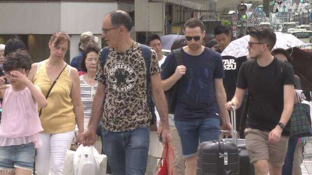 外国人旅行客 2030年に6000万人 目標実現を 官房長官 | NHKニュース