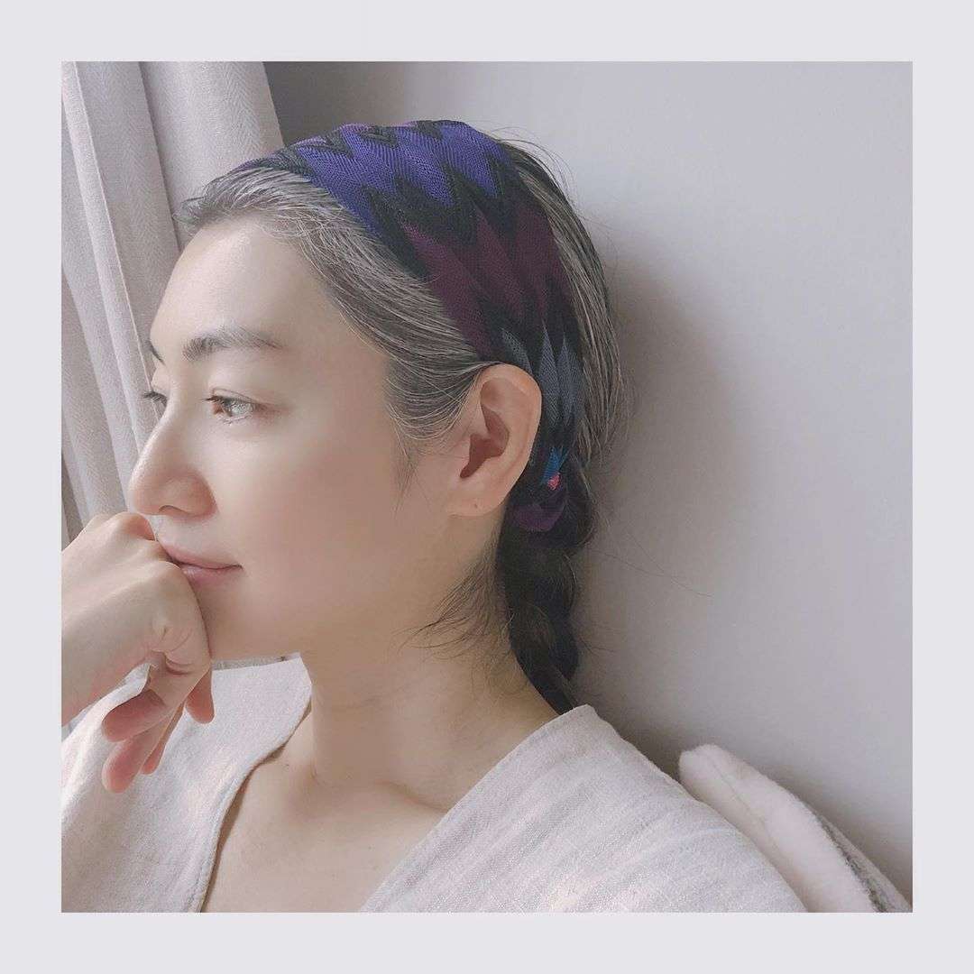 小雪の姉・弥生、グレーヘアアクセサリー披露「黒髪の時には、コントラストがつきすぎて…」