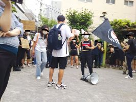 【悲報】渋谷抗議デモ隊「警察解体、ファ○ク・ザ・ポリス」ANTIFAの旗を掲げ ｜ 保守速報