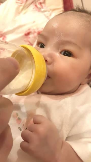 上原さくら、4月出産の長女と2ショット公開し「目がソックリ！」「可愛いすぎです！」