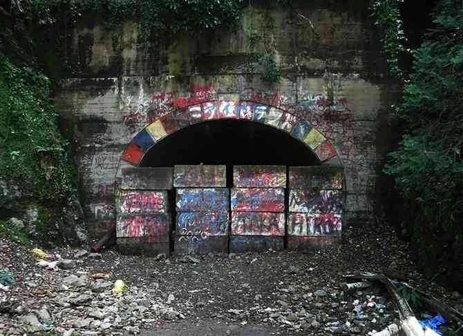 ごみ散乱、落書き…“心霊スポット”で若者が迷惑行為　映画公開の影響？トラブル急増（西日本新聞） - Yahoo!ニュース