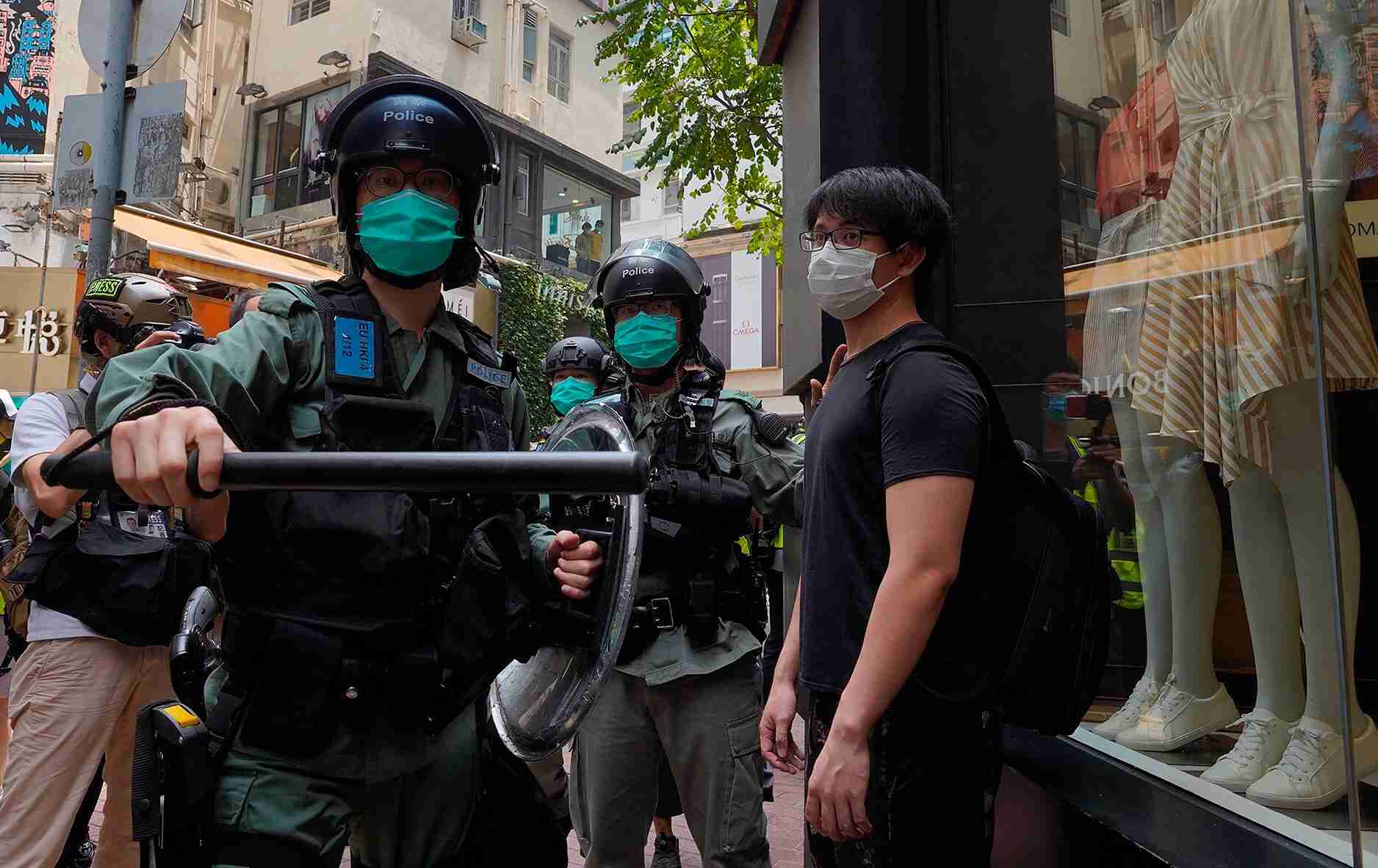 Hong Kong cop reprimanded for mocking protesters by chanting 'I can't breathe' | Fox News