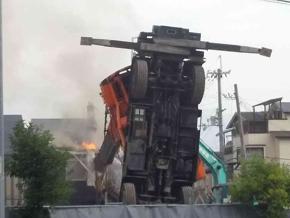クレーン車が住宅に倒れ火災　1歳女児ケガ