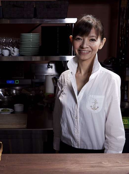 料理研究家・園山真希絵はいま……「食陰陽師」の肩書、背中にアート、料理の独創性は弱まる？