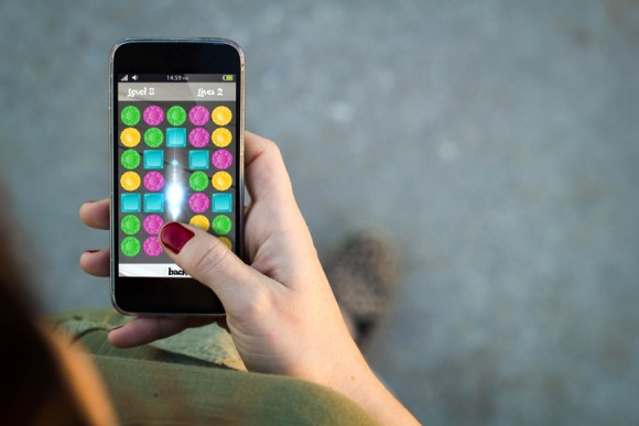 女性は男性よりもスマホゲームにお金をかける。男性よりもアプリ内購入する確率が79％高いことが判明 : カラパイア