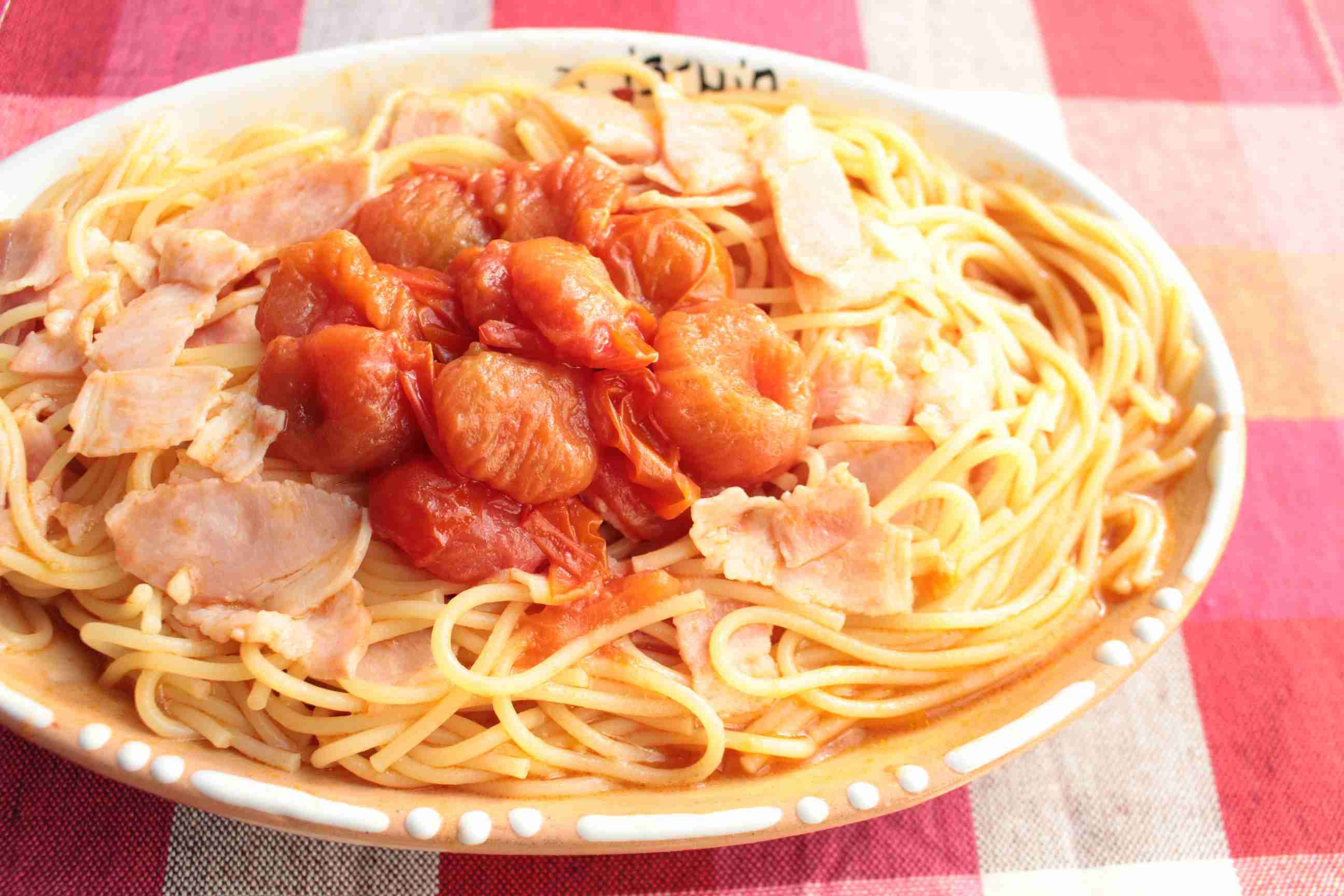 人気のフレッシュトマトとベーコンのパスタの作り方。レンジで簡単レシピ。 | つくりおき食堂