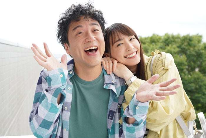 新垣結衣、ムロツヨシと“夫婦2ショット”解禁 「親バカ青春白書」クランクイン - モデルプレス