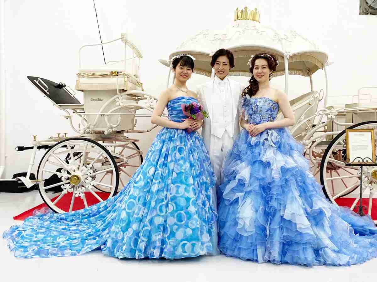 元宝塚男役、日本に1台の馬車とともに男女婚礼衣装披露の“二刀流ショー”