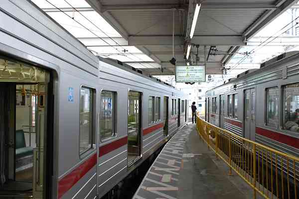 隙間33センチ、転落相次ぐ「都内で最も危険なホーム」解消へ　JR飯田橋駅