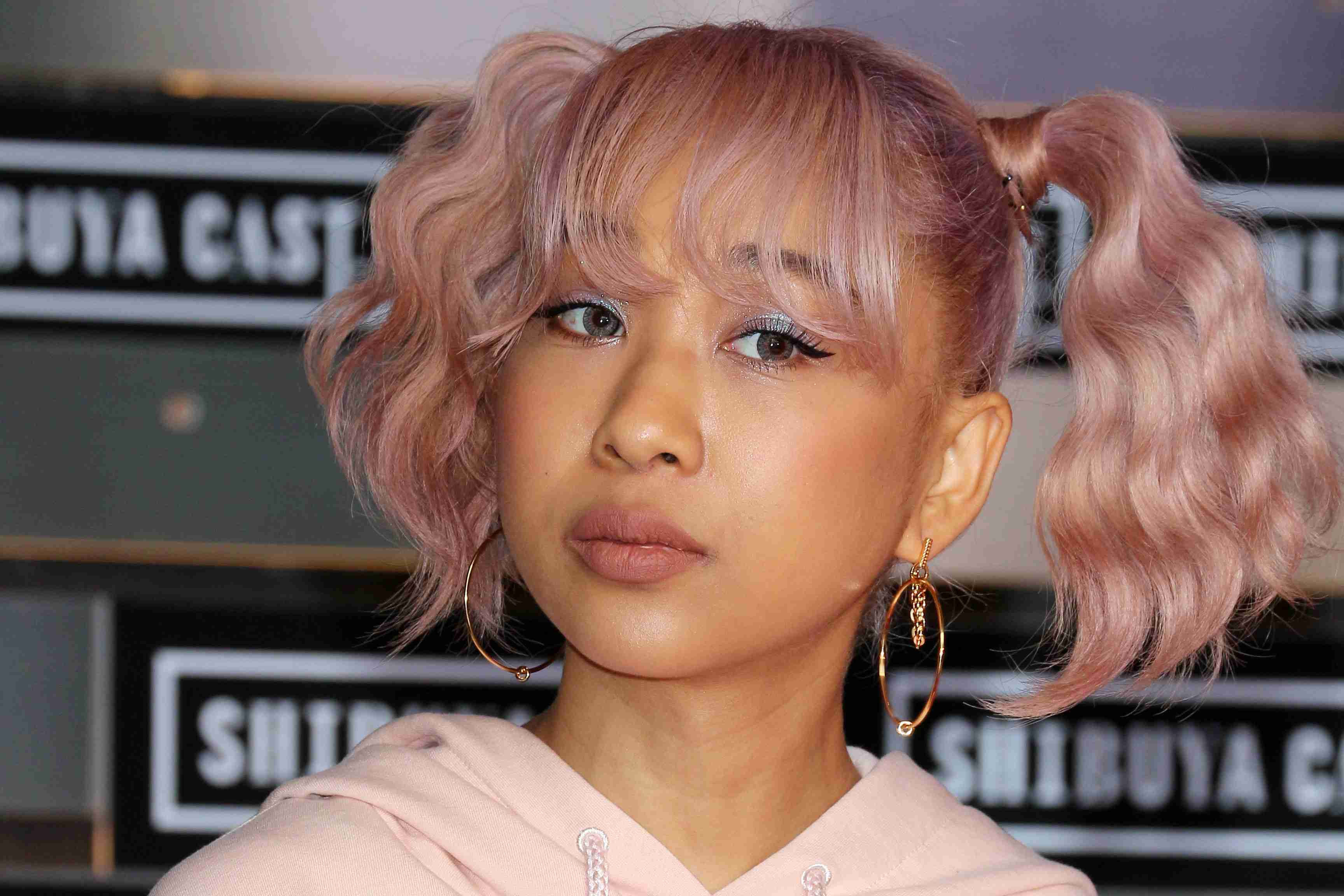 青山テルマ、斬新すぎるコロナ禍のパーティーコーデに反響　「発想が天才」 – ニュースサイトしらべぇ