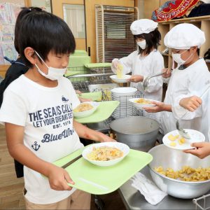 給食中のおしゃべり禁止「もぐもぐタイム」小学校で導入広がる　食べ残し減る…でも楽しい？ | 子育て世代がつながる | 東京すくすく ― 東京新聞