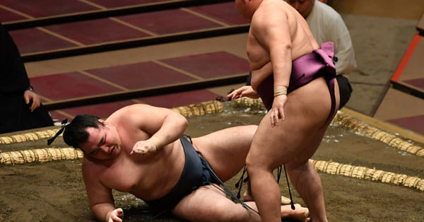 【大相撲】横綱鶴竜２日目から休場　初日は腰砕け…遠藤に金星献上 | 東スポの相撲に関するニュースを掲載