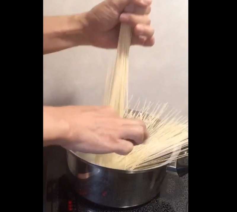 わずか数秒！そうめんの帯はほどかなくてもいい　数本抜くだけでスグ茹でられる方法が「天才」「何やってたの！？今までの私」（2020年7月22日）｜BIGLOBEニュース