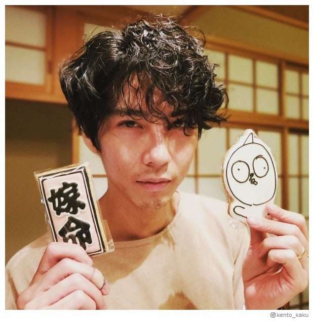 賀来賢人「嫁命」誕生日ショットに反響「最高の夫婦」「かっこよすぎる」 - モデルプレス