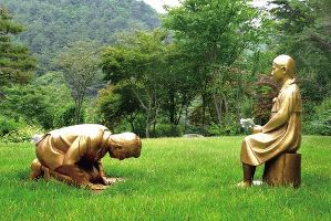 【これは酷い】韓国、「安倍首相が慰安婦に土下座謝罪する像」を作成 ｜ 保守速報