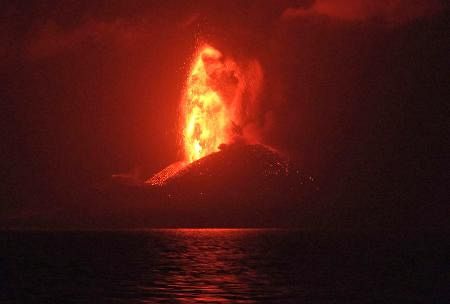 西之島、活発な噴火継続を確認　気象庁の観測船：東京新聞 TOKYO Web