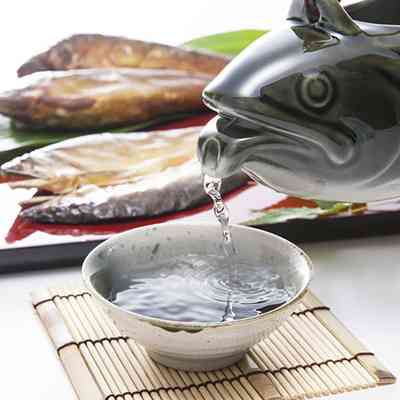 魚のうま味が堪らない絶品「骨酒」の作り方！美味しい飲み方付きで解説！ | 暮らし～の[クラシーノ]