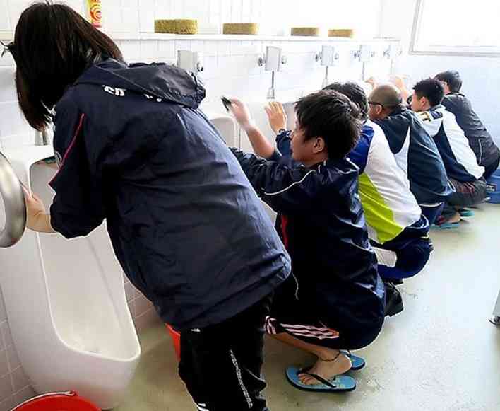 生徒が素手で便器を洗い、大臣が便器の水を飲む…これが美談として扱われるのはおかしい