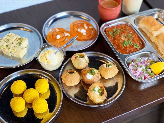 珍しいインドの生菓子が勢ぞろい！ 西葛西『トウキョウ ミタイワラ』で未知なるスイーツとの遭遇 - dressing（ドレッシング）