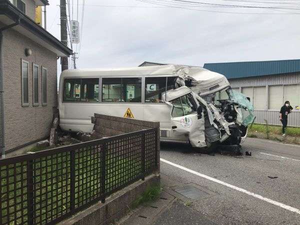 BSN NEWS｜BSN新潟放送動画ニュースサイト | 園児８人けが 送迎バスとトラックが衝突 新潟市