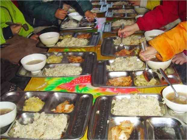 「くろパン1こ　ぎゅうにゅう1本　スライスチーズ1枚」コロナで夏休み補充授業、「簡易給食」あまりに質素　不満の声受け再検討へ