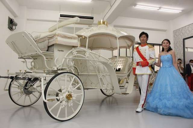 日本で1台だけ!   シンデレラの馬車と一緒に写真はいかが?   コロナ禍で大打撃、ブライダル業界の挑戦