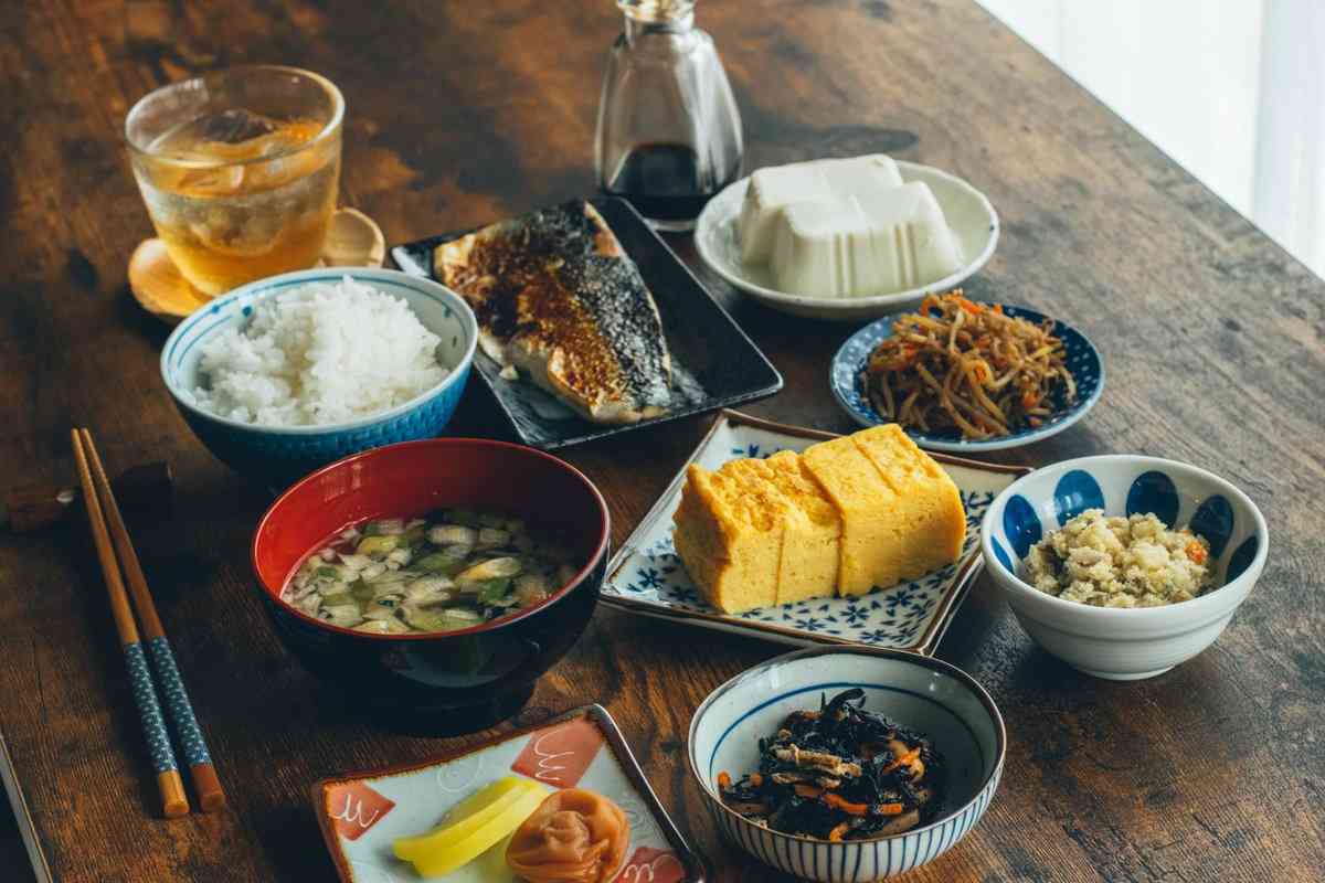 コンビニ飯を100均食器に盛り付けたら...　まさかの完成度に「もはや高級旅館の朝食です」