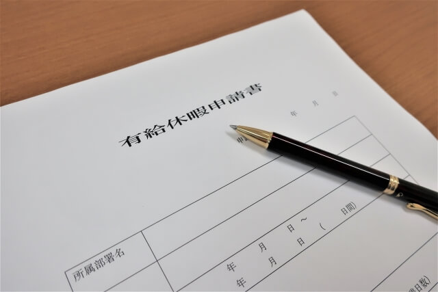 有休取得したら「ご負担をおかけしてすいません」と挨拶すべき？「労働者の権利だから必要ない」「ポジションや時期による」