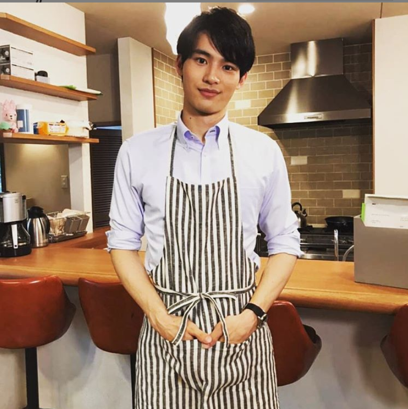 岡田健史 “エプロン男子”姿にファンもん絶「かっこよすぎ」