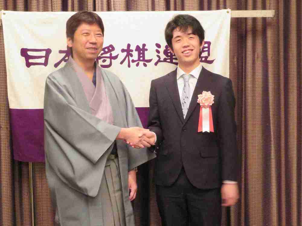 藤井棋聖　2冠奪取へ　師匠の杉本八段が新たな羽織を贈る