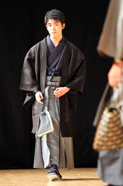 藤井棋聖　2冠奪取へ　師匠の杉本八段が新たな羽織を贈る