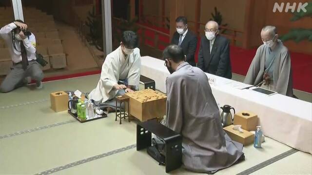 藤井聡太棋聖4連勝 「王位」獲得 史上最年少で「二冠」と「八段」