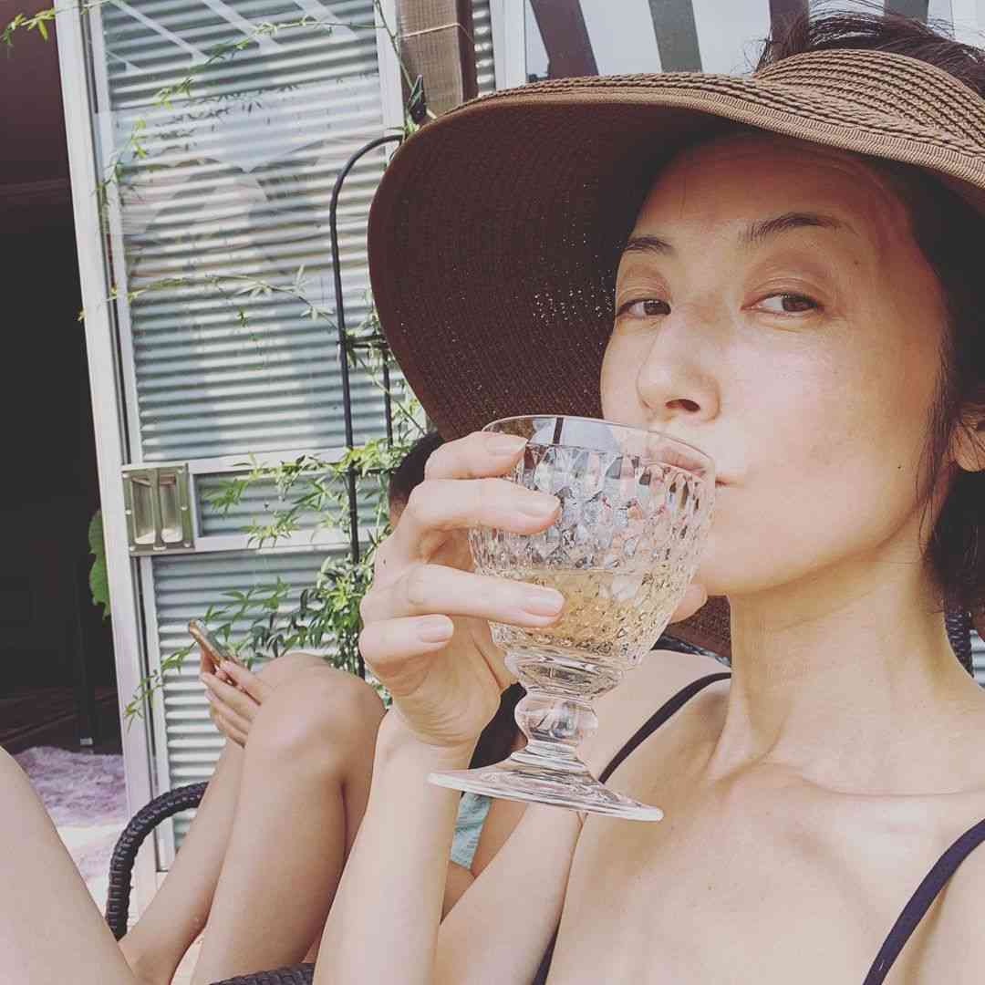 高岡早紀 “娘セレクト”のビキニで自宅の屋上でプール遊び「艶やか」「優雅ですね」