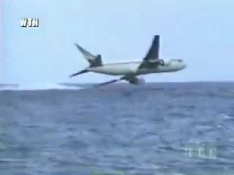 テロリストにハイジャックされたボーイング７６７がビーチに墜落する瞬間の映像。 - YouTube