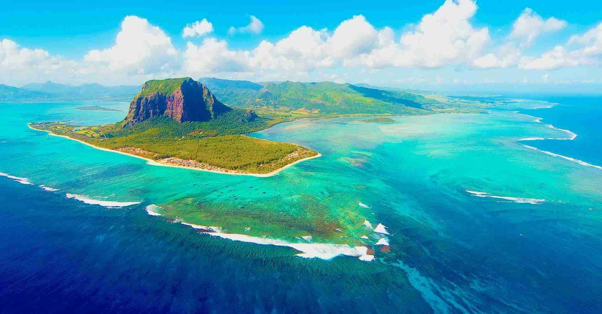 モーリシャス 座礁貨物船が2つに割れる さらなる重油流出懸念