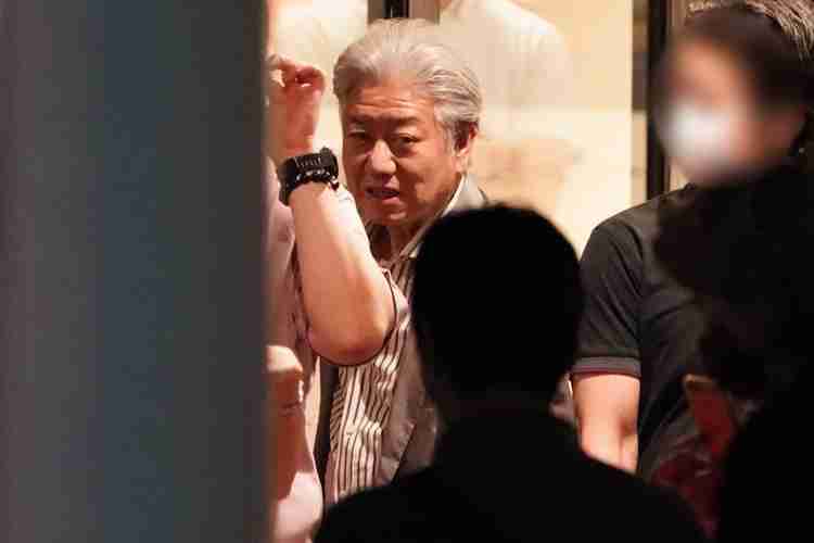 デヴィ夫人、舞台共演歌手と熱愛か？　本人は「ウフフフフ」