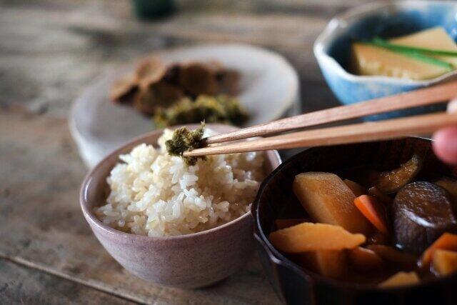 ご飯とおかず「口内で合体」やめて！...妻の訴えに賛否　テレビ紹介で「口内丼」論争盛り上がる: J-CAST ニュース【全文表示】