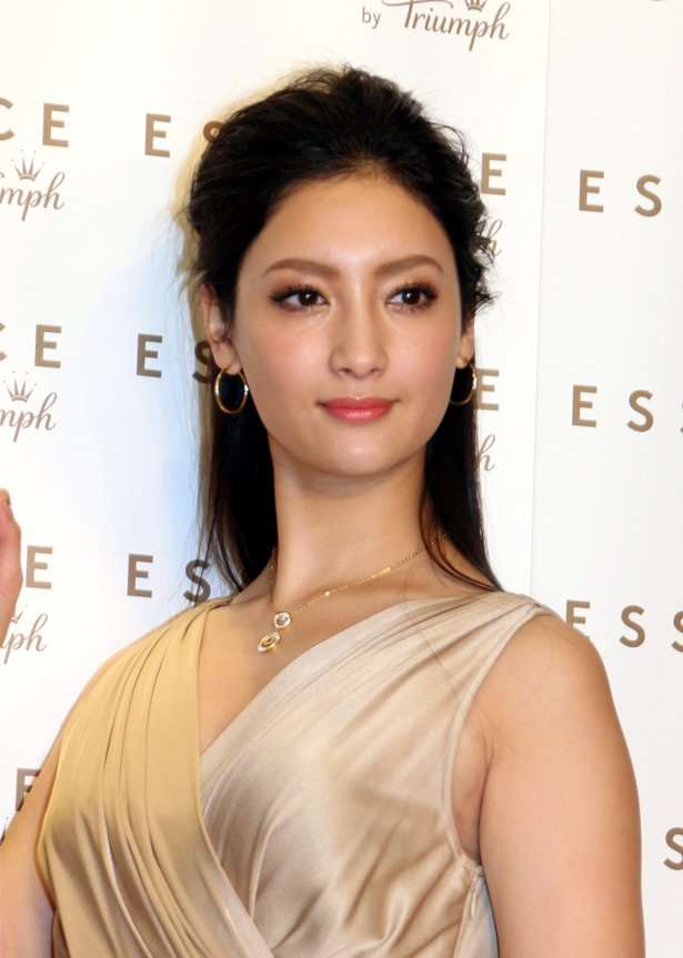 菜々緒、“最強パーマ”に衝撃イメチェンで反響続々！「きれいすぎ」  | 芸能ニュースならザテレビジョン