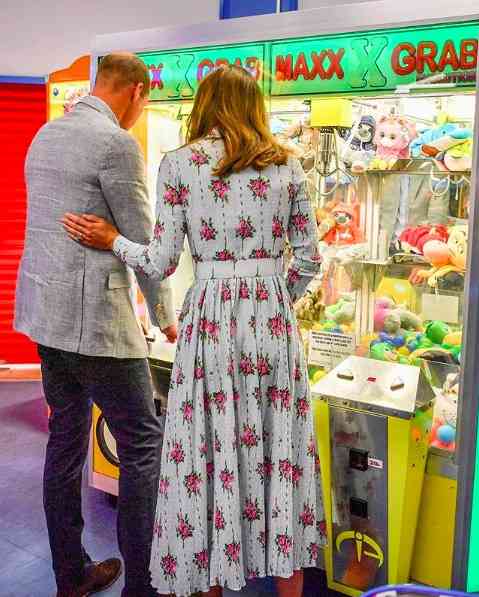 ウィリアム王子・キャサリン妃夫妻、ゲームセンターではしゃぐ姿が「付き合いたてのカップルのよう」