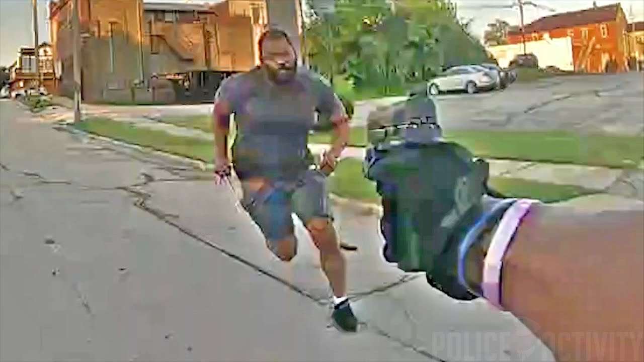 Man Gets Shot After Charging At Cop With Two Sai-Style Knives - YouTube