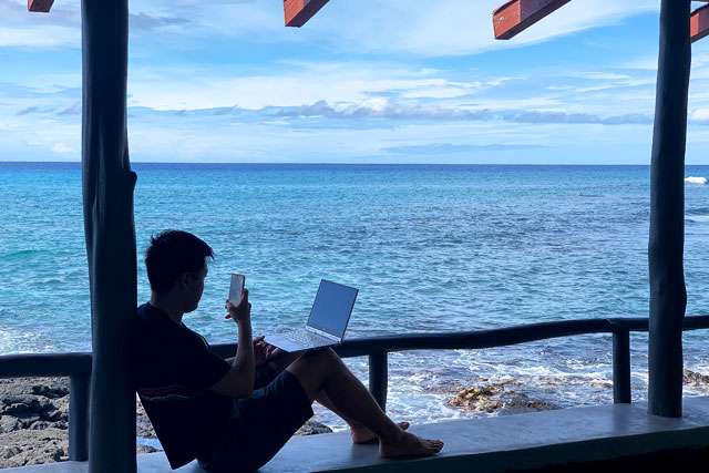 休暇中に仕事? 「ワーケーション」が支持されぬ6つの理由